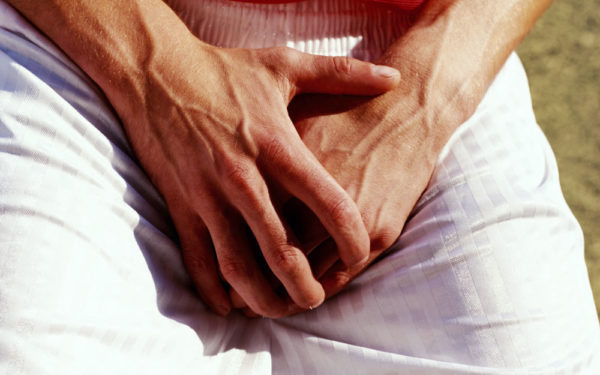 Гонорея проявляется в виде жжения в области половых органов, боли при мочеиспускании