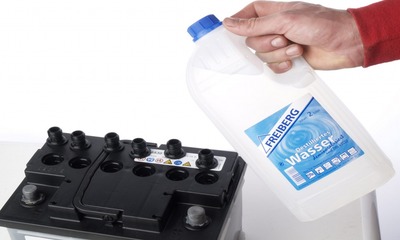 Дистиллированная вода или электролит что лучше доливать в аккумулятор?
