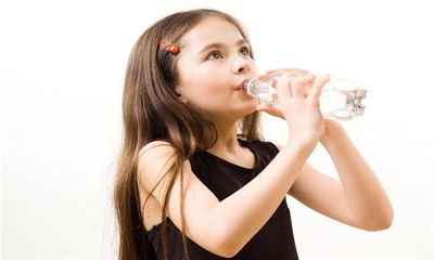 Почему ребенок в год, три и старше пьет много воды и когда это симптом заболевания?
