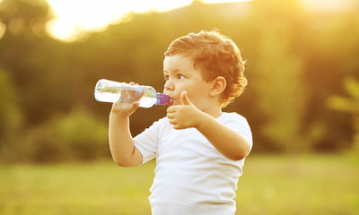 Полезные советы: как приучить ребенка пить воду до года и старше