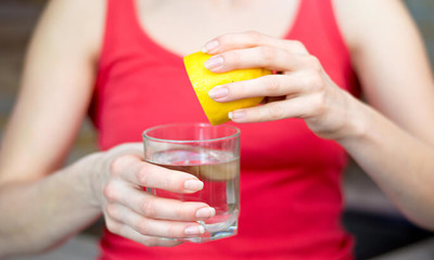 Интересный вопрос: можно ли пить лимонную воду натощак?