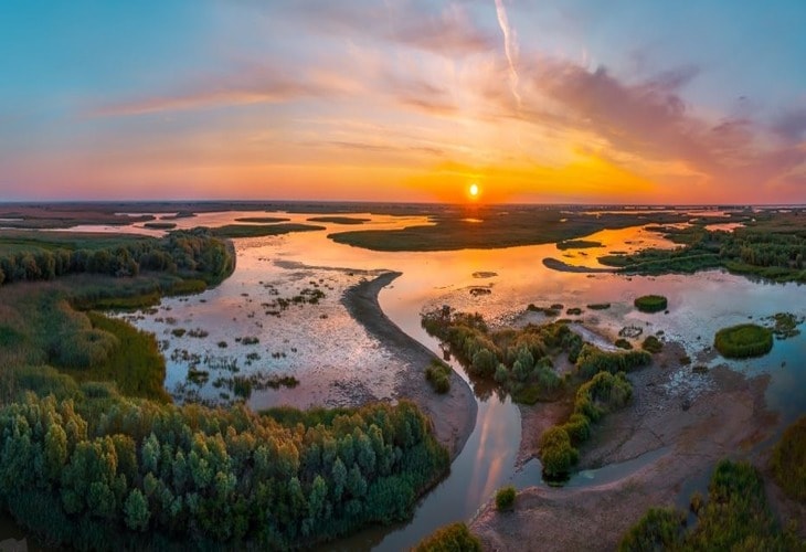 Интересный вопрос куда впадает река Волга, где находится устье