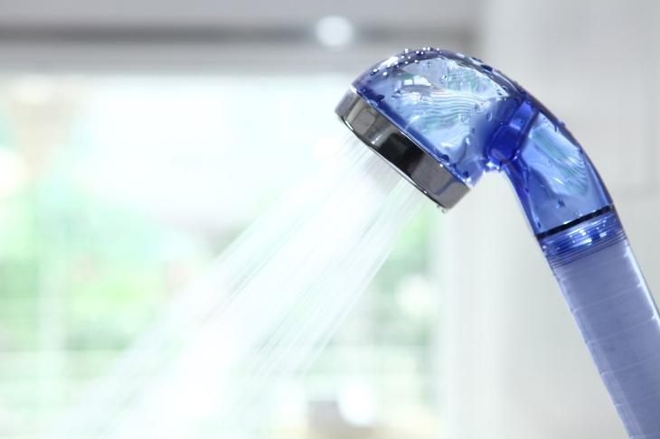 Как выбрать фильтр для воды на душ и помогает ли он от хлора?