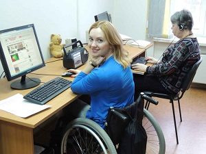 Девушка с инвалидностью на работе